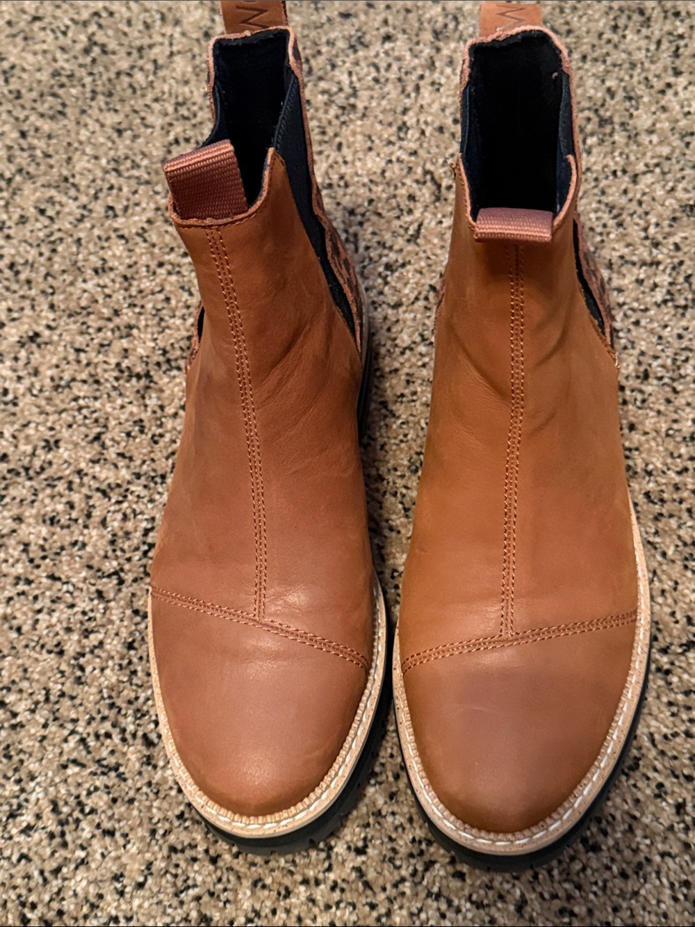 TOMS Dakota Boots Size6  Water Resistant. slightly worn in great condition!